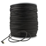 Een rol 4 mm Kevlar koord van Prorope met een zwarte polyester mantel, strak opgerold op een witte spoel. Een losse lus van het koord ligt voor de rol, met een lichtgeel uiteinde dat de Kevlar kern toont, tegen een witte achtergrond.